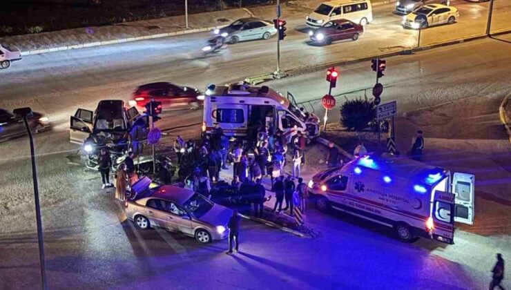 Antalya’da ambulansla cipin çarpıştığı kaza kamerada: 9 yaralı