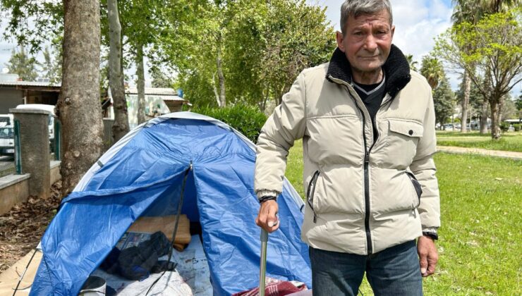 Antalya’da bacağı sakatlanan boyacı parka kurduğu çadırda yaşıyor