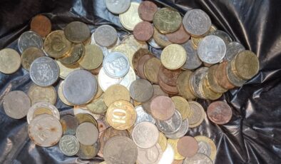 Antalya’da dilencinin üzerinden 15 farklı ülkenin para birimine ait madeni para çıktı