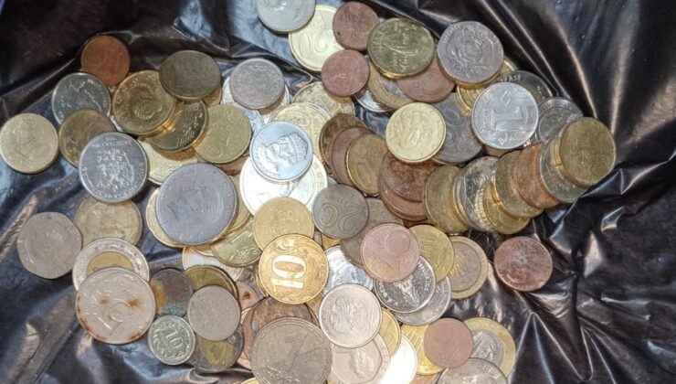 Antalya’da dilencinin üzerinden 15 farklı ülkenin para birimine ait madeni para çıktı