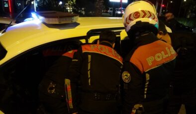 Antalya’da “dur” ihtarına uymadı, polisin üzerine aracını sürdü