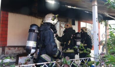 Antalya’da gecekonduda yangın çıktı: Ev sahibi sinir krizi geçirdi