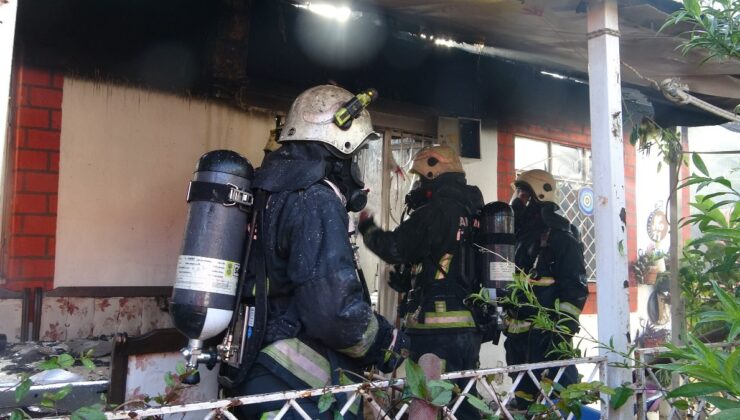 Antalya’da gecekonduda yangın çıktı: Ev sahibi sinir krizi geçirdi