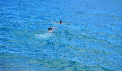 Antalya’da güneşin açmasıyla tatilciler sahilleri doldurdu