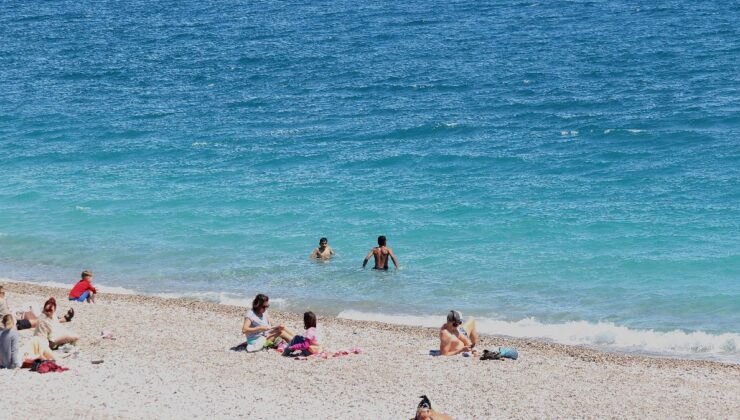 Antalya’da güneşli havanın keyfini çıkardılar