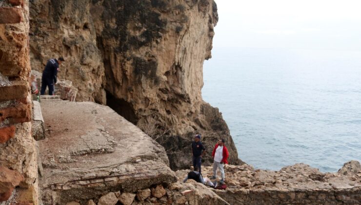 Antalya’da hayvan pisliğine basıp, ayağı kayınca 5 metreden düştü