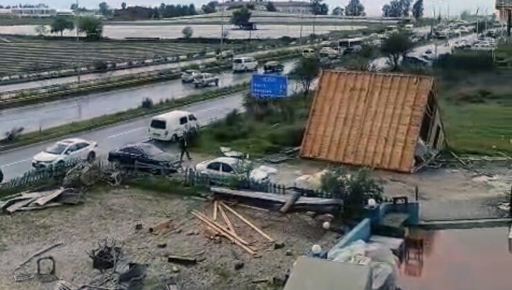 Antalya’da hortumun havalandırdığı minibüs, otomobilin üzerine düştü