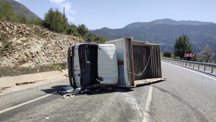 Antalya’da inşaat malzemesi yüklü kamyonet devrildi