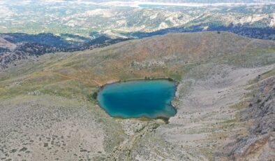 Antalya’da kuraklıktan etkilenen Yeşil Göl’ün suyu çekildi