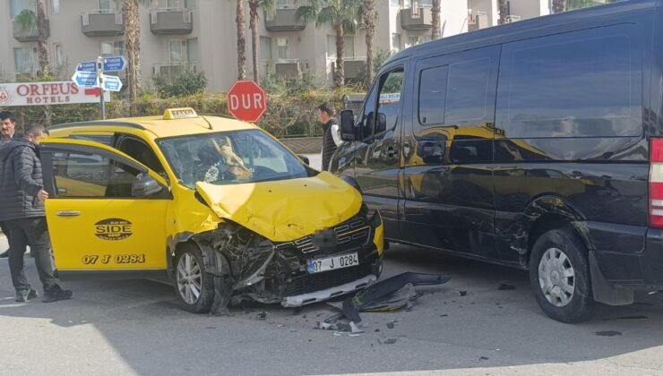 Antalya’da Minibüs ile ticari taksi çarpıştı