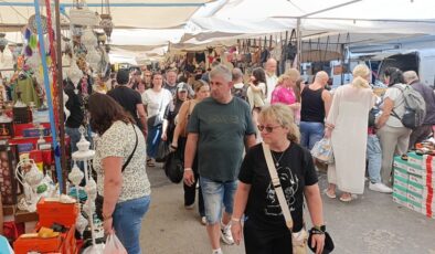 Antalya’da otellerinden çıkan turistler minibüslerle pazara geliyor