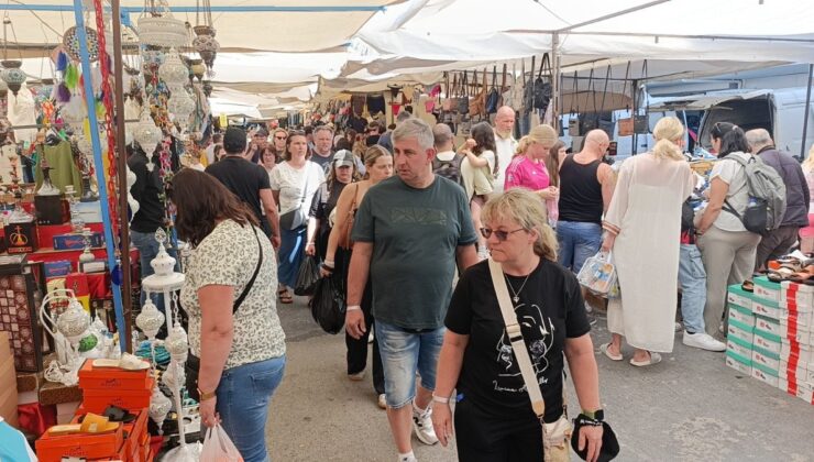 Antalya’da otellerinden çıkan turistler minibüslerle pazara geliyor