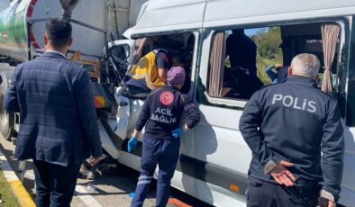 Antalya’da tur minibüsü ile su tankeri çarpıştı: Sürücü 3 saatte kurtarıldı