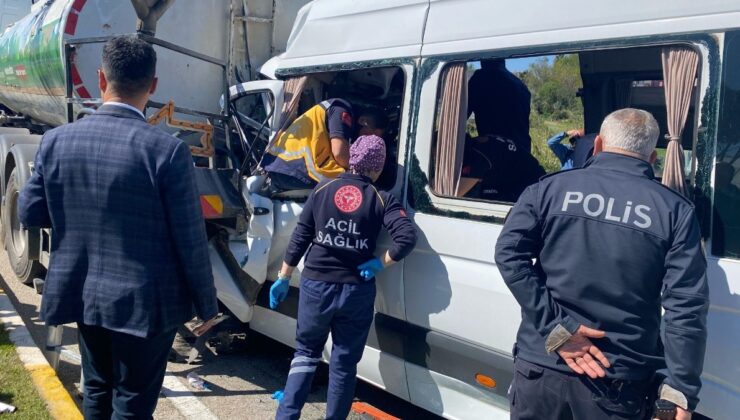 Antalya’da tur minibüsü ile su tankeri çarpıştı: Sürücü 3 saatte kurtarıldı
