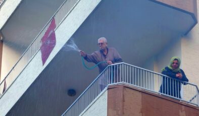 Antalya’da yanan araca vatandaşlardan hortumlu müdahale