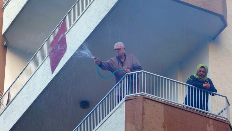 Antalya’da yanan araca vatandaşlardan hortumlu müdahale