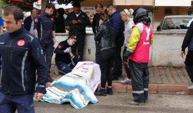 Antalya’da yaralıları şemsiye ve battaniye ile korudular