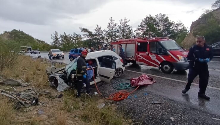 Antalya’da yolcu otobüsü otomobille çarpıştı: 2 ölü, 4 yaralı