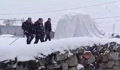 Ardahan’da gün kar yağışıyla başladı