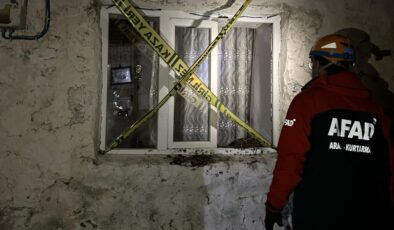 Ardahan’da tavanı çöken evde 3 kişi mahsur kaldı