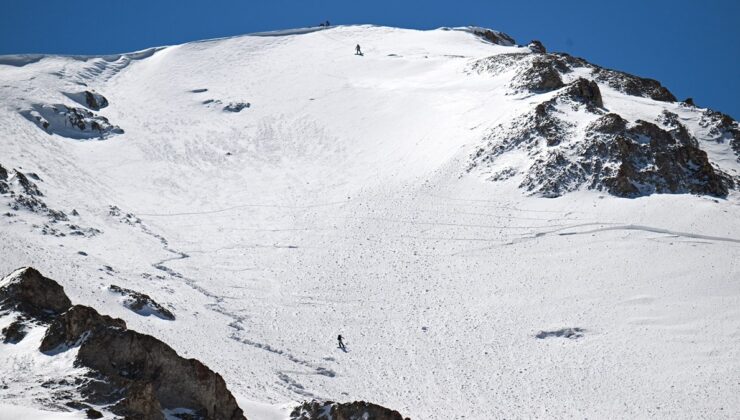 Artos Dağı’nda çığ altında kalan kayakçı kendi kendine kurtuldu
