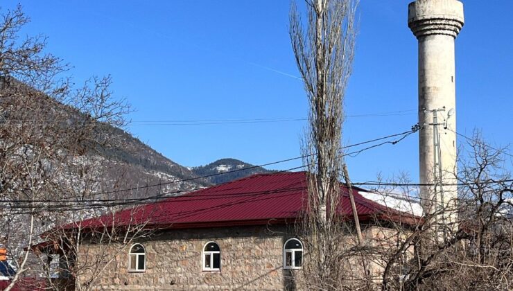 Artvin’deki yangında camiden geriye duvarları ve minaresi kaldı