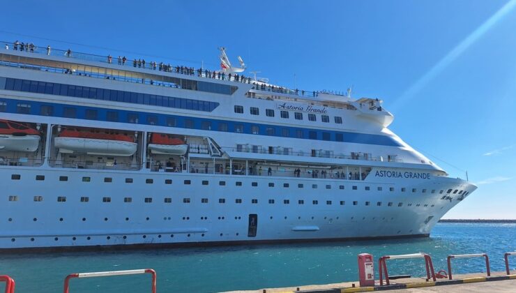 ‘Astoria Grande’ isimli kruvaziyer Antalya Limanı’nda
