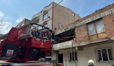 Avcılar’da 4 katlı binanın çatı katında yangın