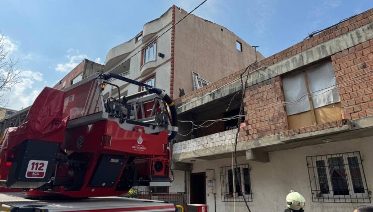 Avcılar’da 4 katlı binanın çatı katında yangın