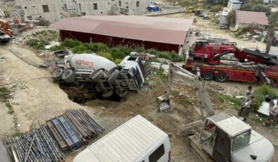 Aydın’da beton mikseri çukura düştü