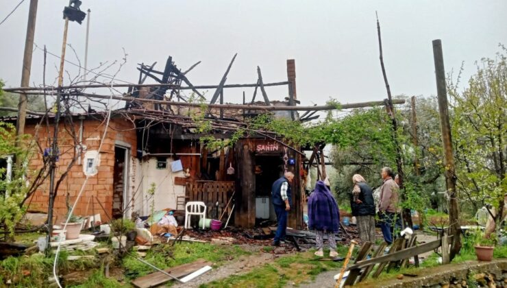 Aydın’da sobadan çıkan yangında bir ev tamamen yandı