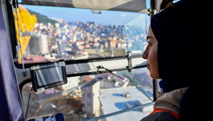 Babasının tavsiyesine uyan genç kız, kule vinç operatörü oldu