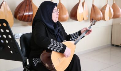 Bağlamayla felçli kolunu iyileştirdi, çocukluk hayalini gerçekleştirdi