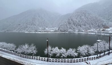 Bahar ayında kış soğuğu! Trabzon’da Uzungöl karla kaplandı