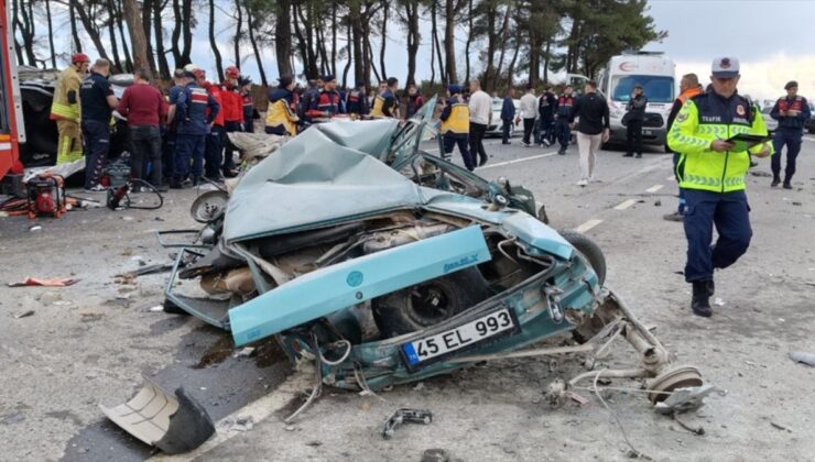 Balıkesir’de 4 araç birbirine girdi: 1 ölü 10 yaralı