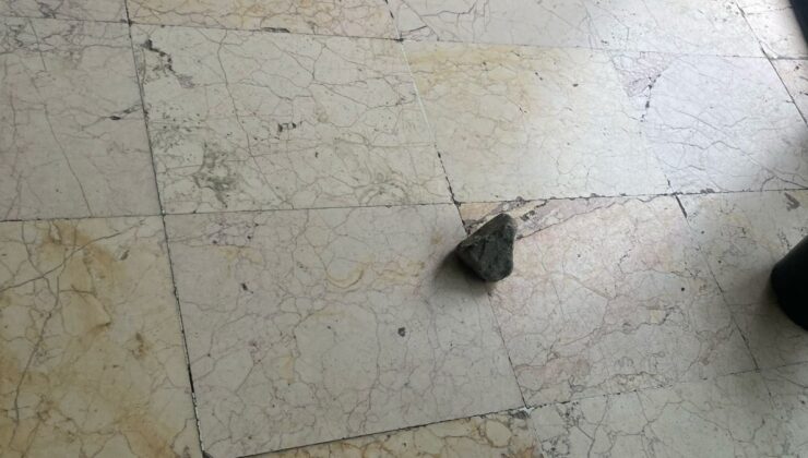 Balıkesir’de AK Parti binasına taşlı saldırı