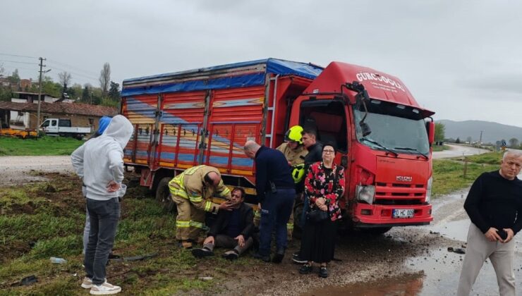 Balıkesir’de kamyonet su kanalına çarptı