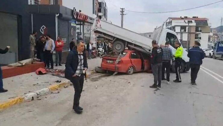 Balıkesir’de otomobil kamyonetin altına sıkıştı