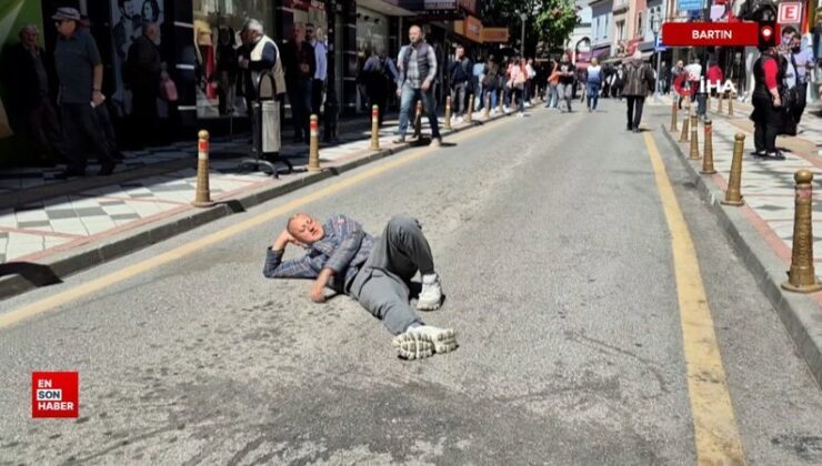 Bartın’da araç trafiğine kapanan caddede ilginç görüntüler