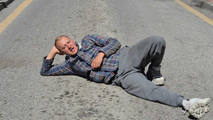 Bartın’da trafiğe kapatılan sokakta asfalta yatıp güneşlendi