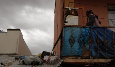 Bayburt’ta fırtına: Vitrin dolabın parçası uçtu