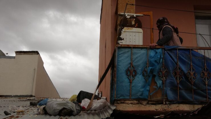 Bayburt’ta fırtına: Vitrin dolabın parçası uçtu