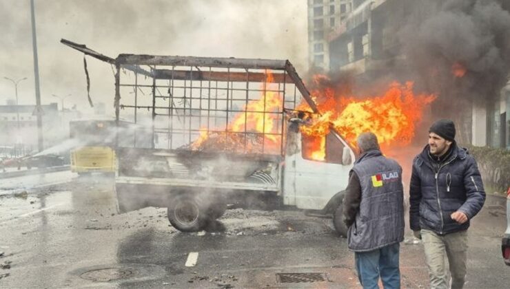 Beylikdüzü’nde seyir halindeki kamyonette yangın