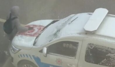 Bilecik’te küçük çocuk Türk bayrağının üzerindeki karları temizledi