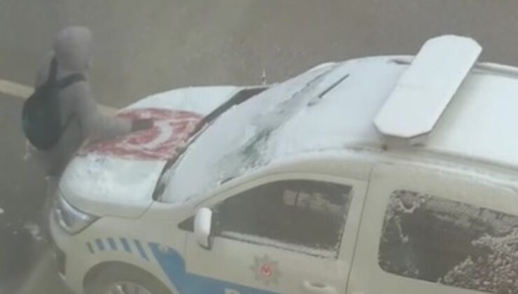 Bilecik’te küçük çocuk Türk bayrağının üzerindeki karları temizledi