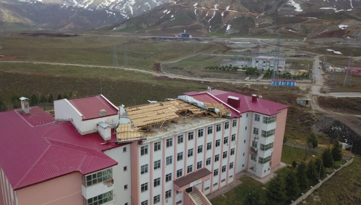 Bitlis’te fırtına okulun çatısını uçurdu