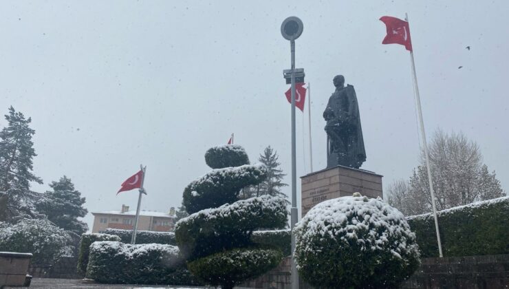 Bolu’da kar yağışı etkili oluyor
