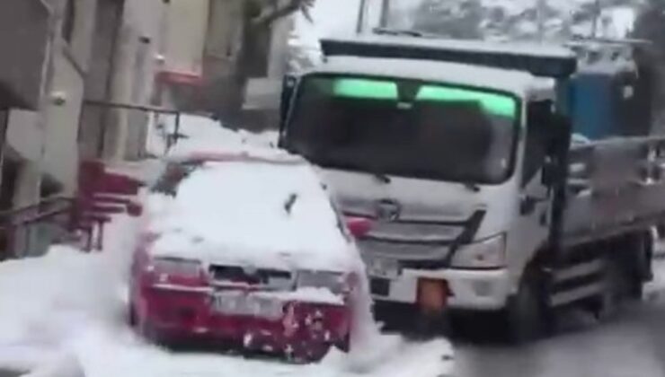 Bolu’da oksijen tüpü yüklü kamyonet karda kayıp 2 araca çarptı