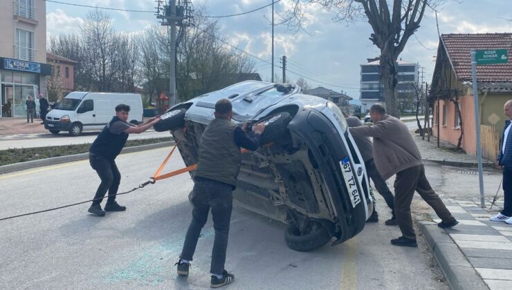 Bolu’da otomobille çarpışan ticari araç yola devrildi