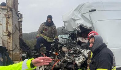 Bolu’da tıra çarpan minibüs hurdaya döndü